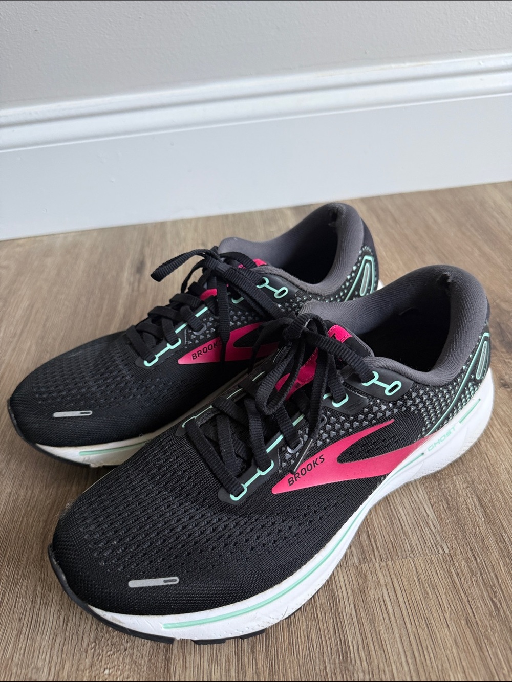 Brooks Ghost 14 Women’s Black and Pink Athletic Running Sneakers w/ Teal Size 9